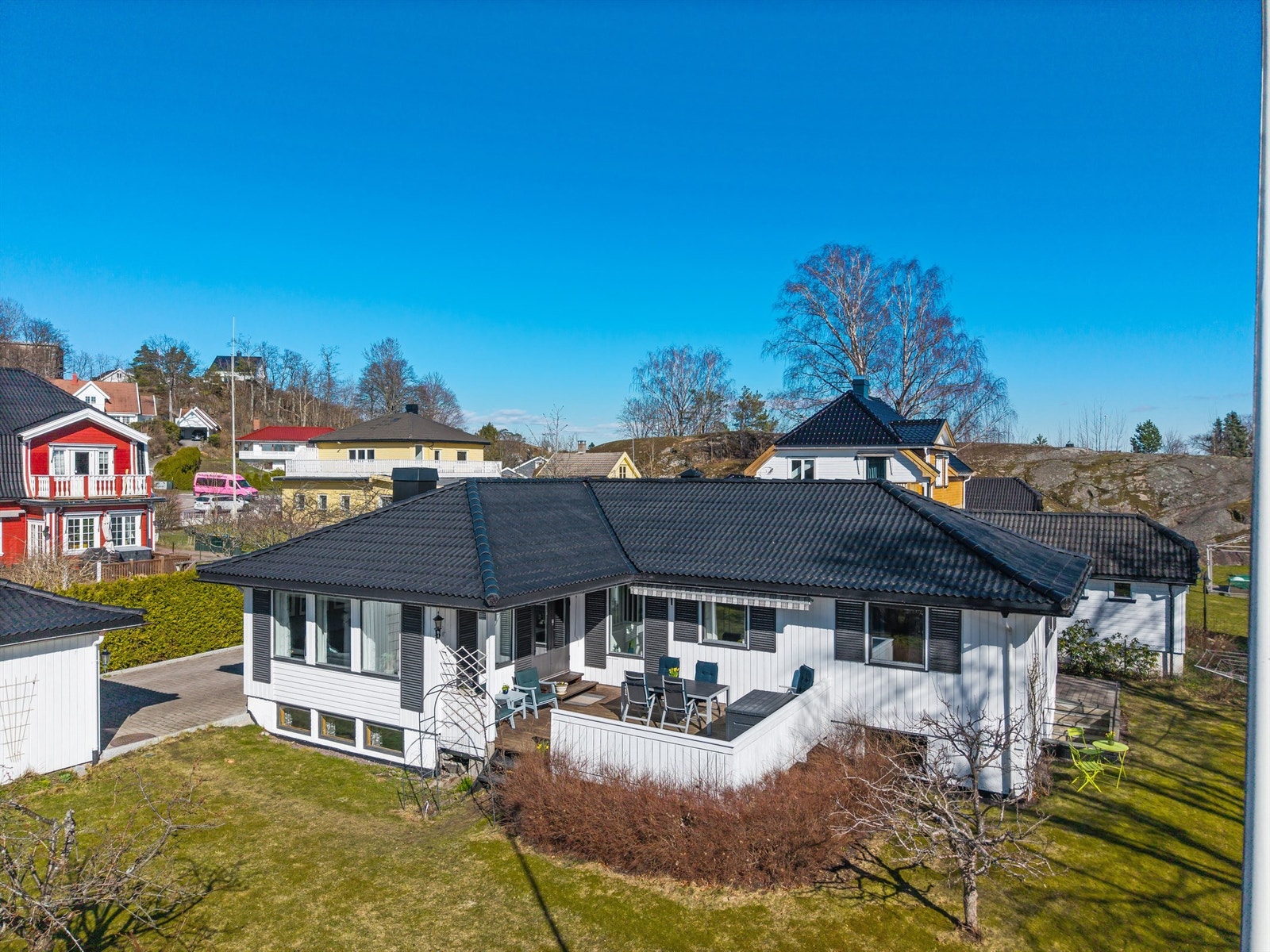 En innholdsrik og velholdt familiebolig med en stor, solrik hage og en frittliggende dobbeltgarasje. Galleribilde