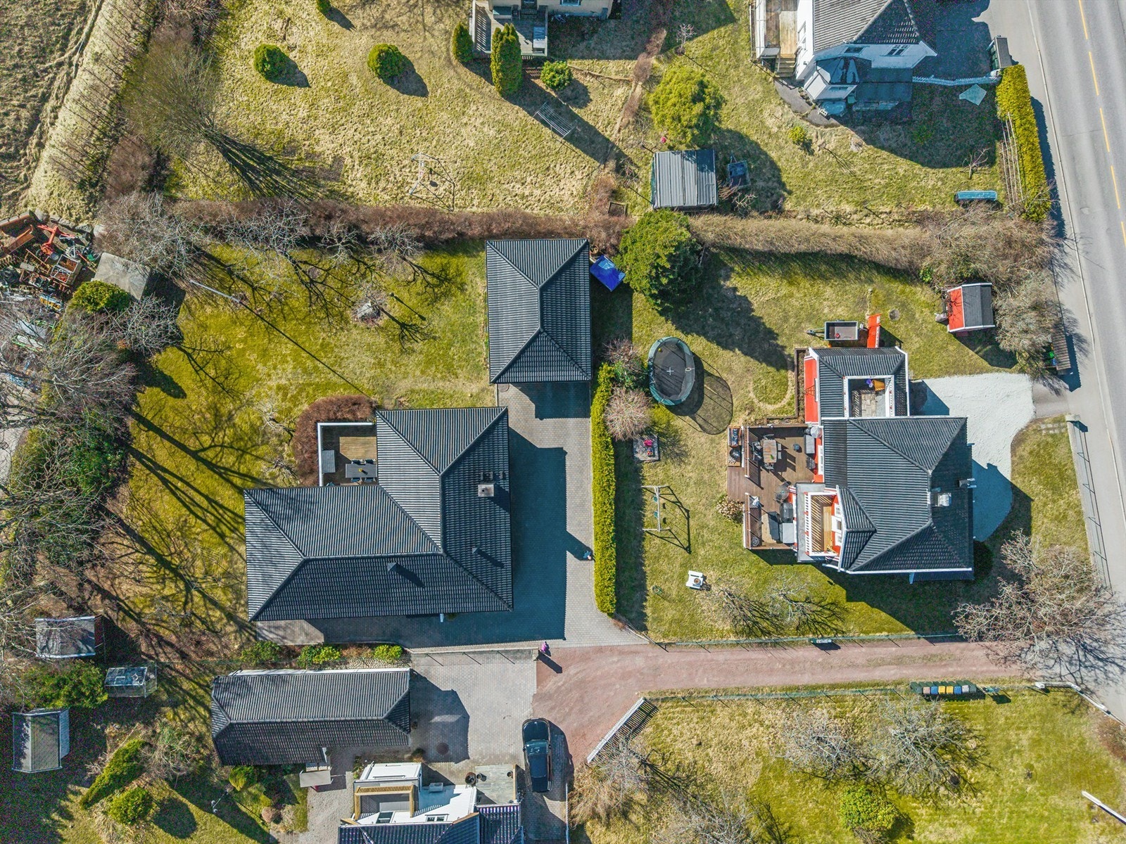 Eiendommen har en flott beliggenhet med nærhet til både landbruksområder og etablert boligbebyggelse. Galleribilde