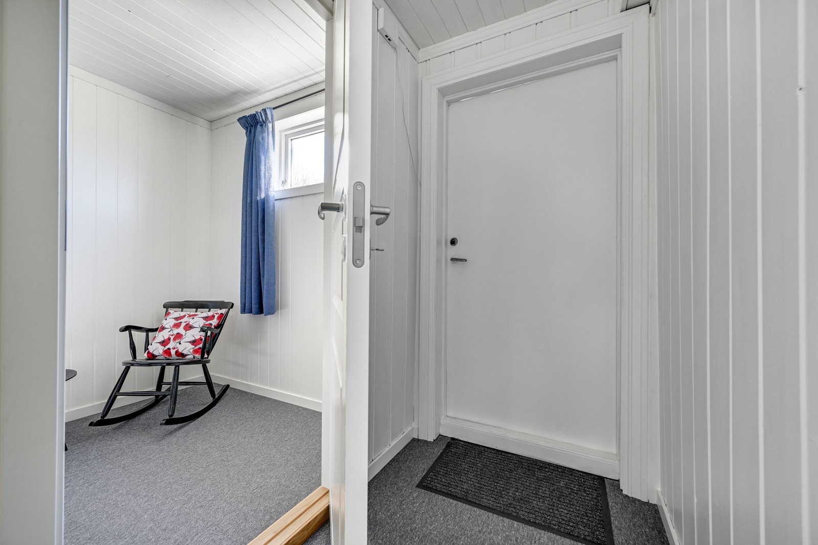 Egen inngang til kjelleretasjen gir økt fleksibilitet i bruken av etasjen. Galleribilde