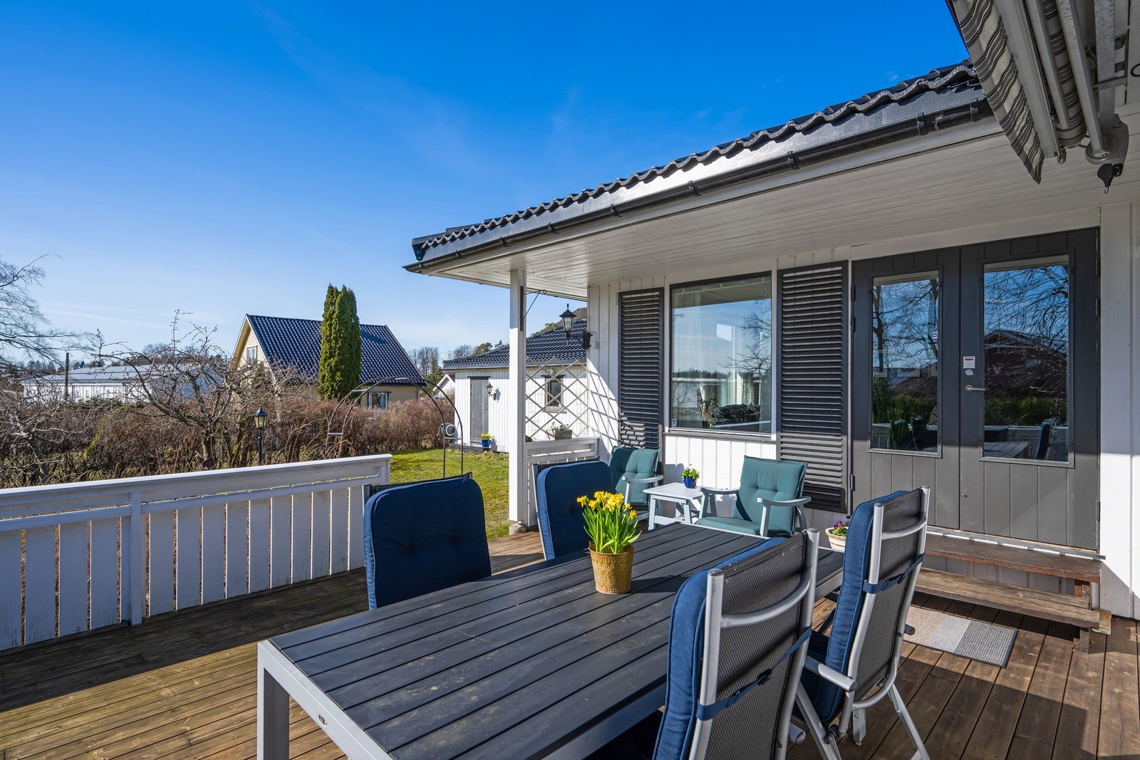 Den sydvestvendte terrassen på 27 m² er en flott forlengelse av stuen på varme dager. Galleribilde