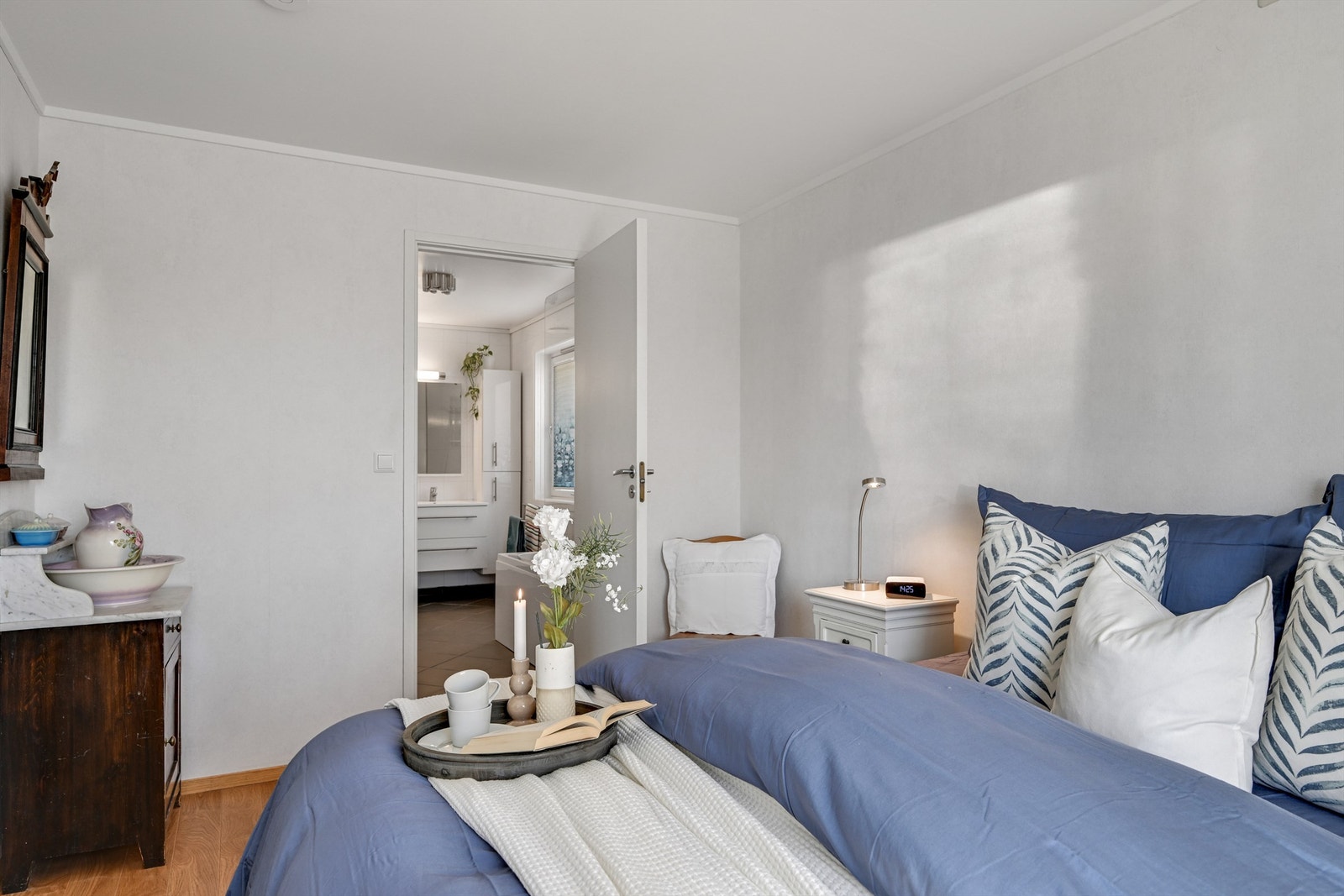 Fra hovedsoverommet er det praktisk tilgang til badet. Galleribilde