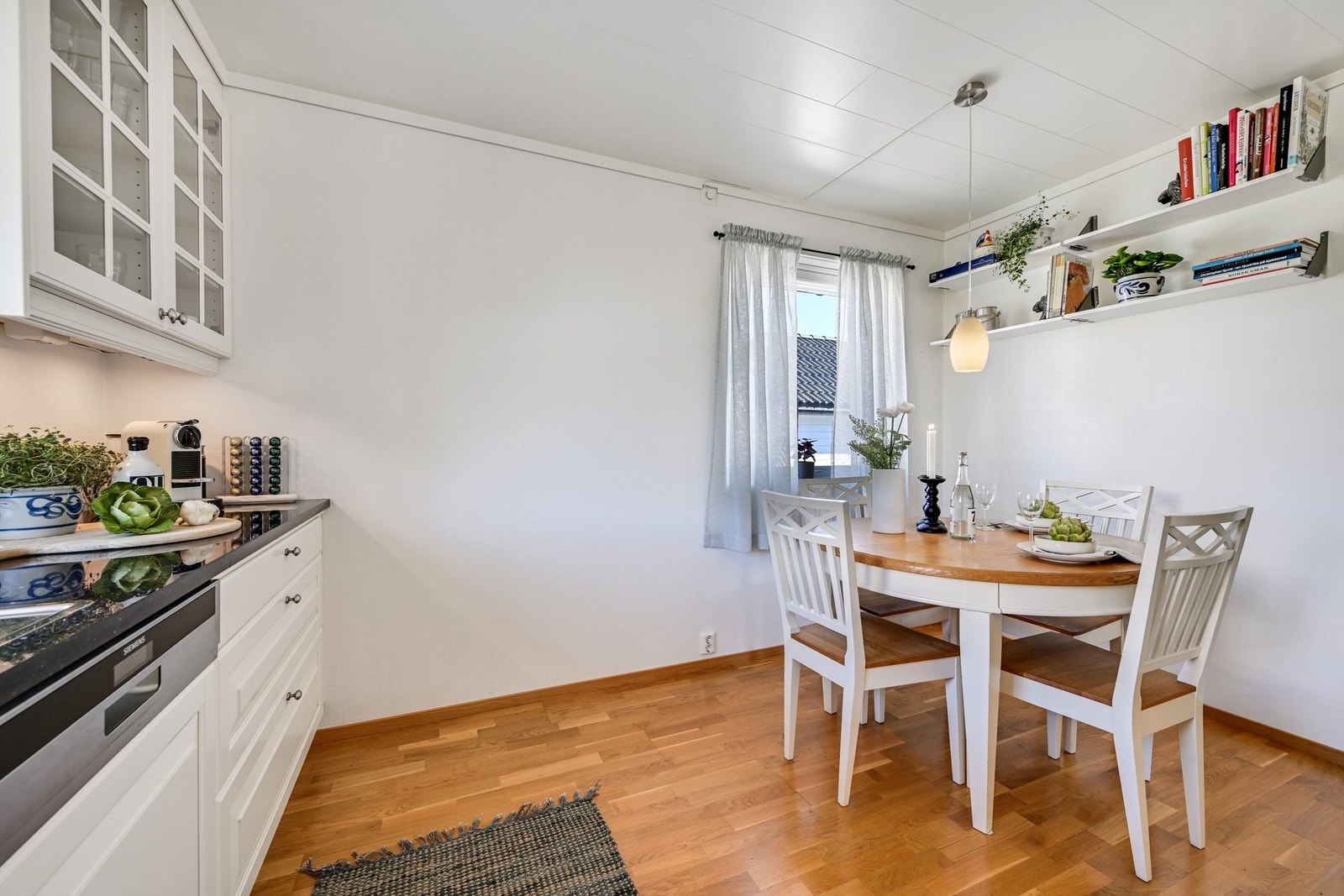 Spiseplassen på kjøkkenet er perfekt for raske hverdagsmåltider. Galleribilde