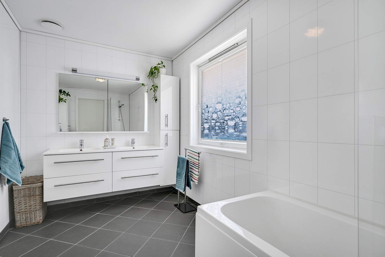 Badet i hovedetasjen ble oppgradert i 2016, med elektriske varmekabler i gulvet og en dobbel servantinnredning. Galleribilde