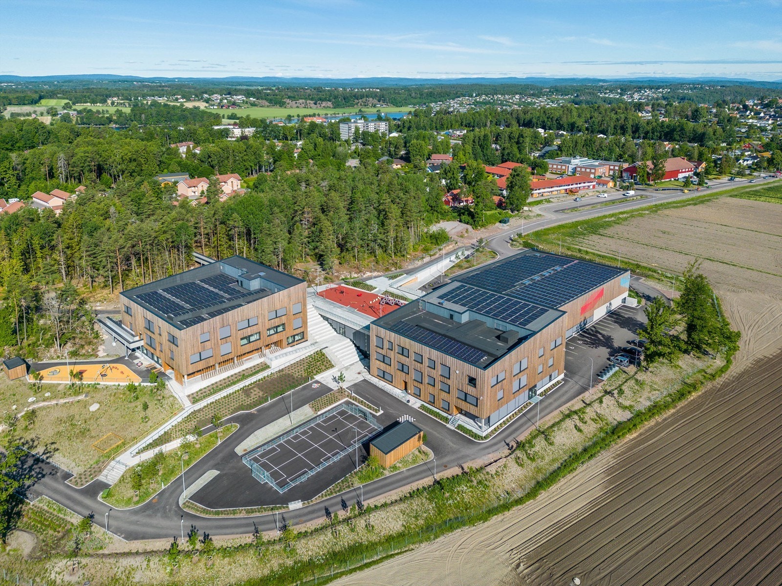 Området er ideelt for barnefamilier, med flere skoler og barnehager i umiddelbar nærhet. Her ligger Labakken skole med Steinerskolen rett i nærheten. Galleribilde