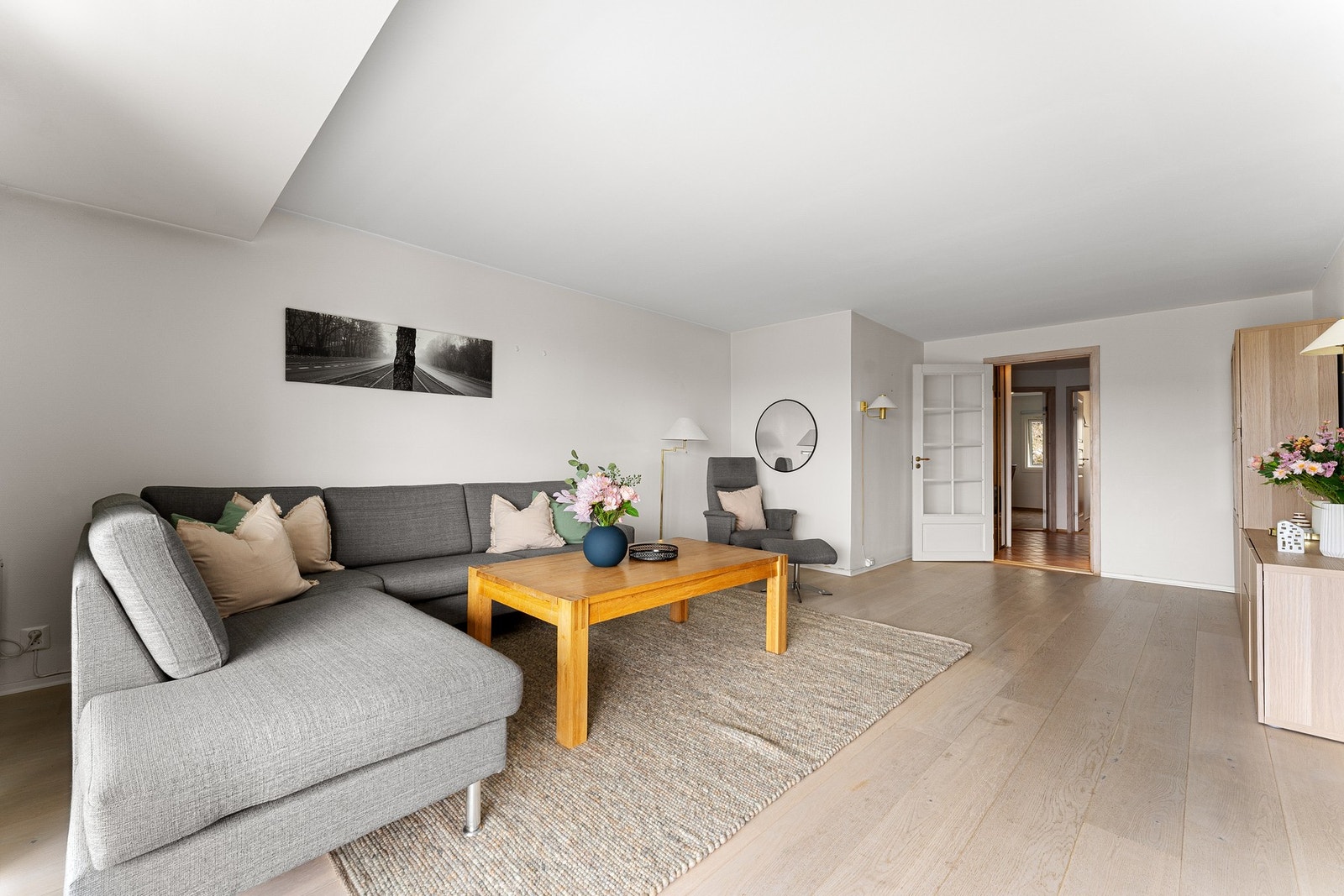 Det er god plass til stor sofagruppe, medievegg og annet ønsket møblement. Galleribilde