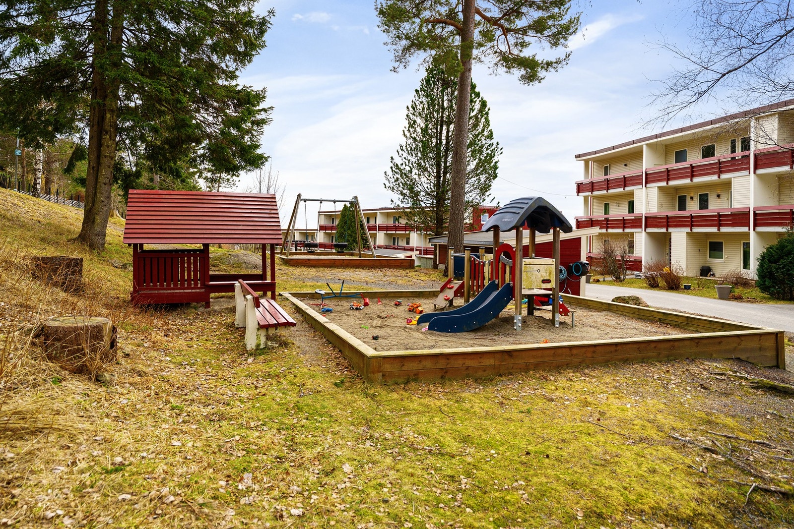 Hyggelige og barnevennlige uteområder med lekeplass for de minste. Grindbakken skole ligger rett i nærheten. Galleribilde