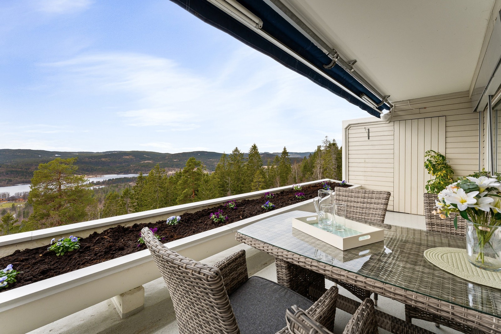 God plass til sittegruppe, grill og diverse beplantning. Galleribilde
