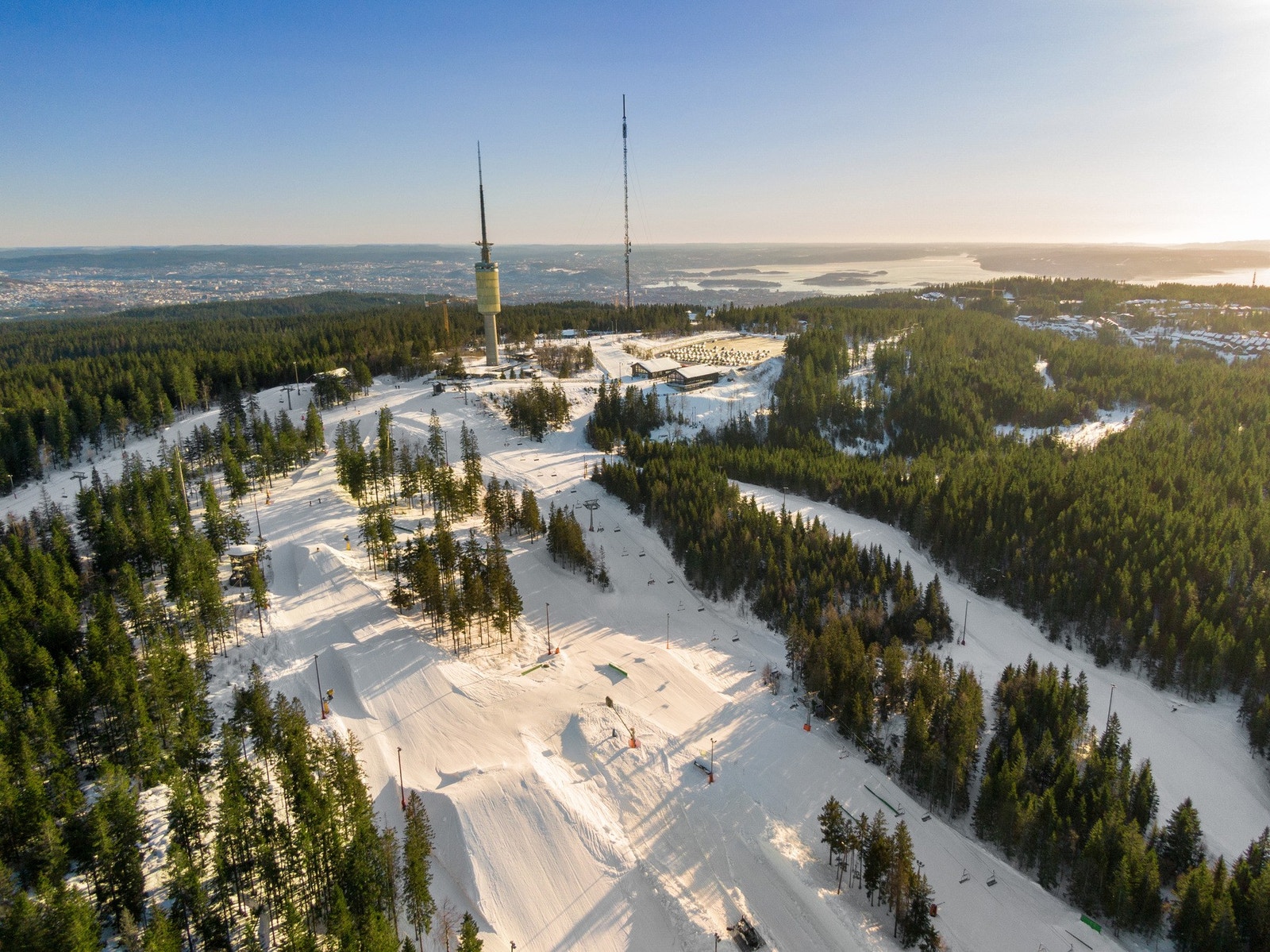 Kort vei til Tryvann skisenter, som de senere årene har gjennomgått betydelige oppgraderinger. Galleribilde
