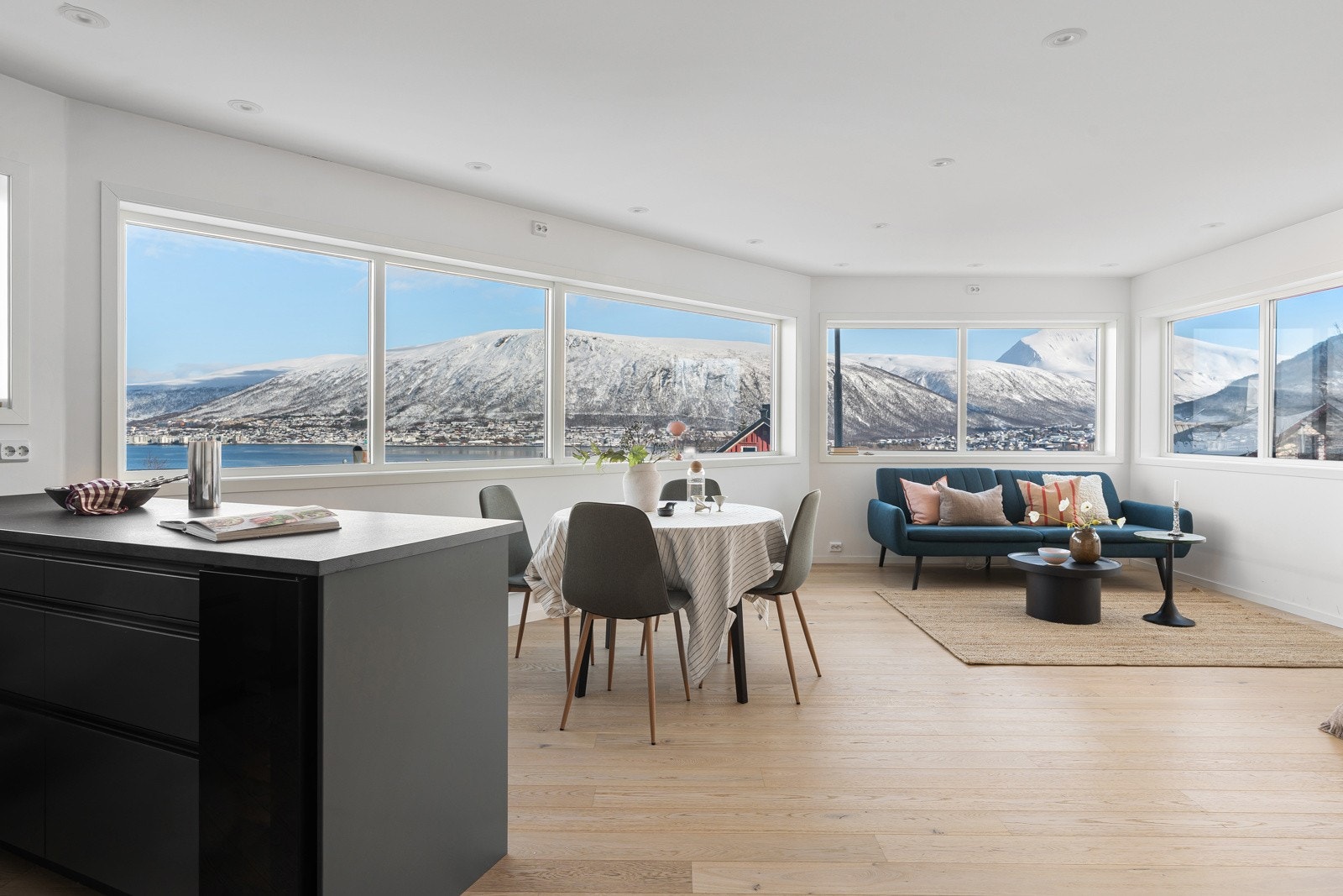 Åpen løsning mellom stue/kjøkken.