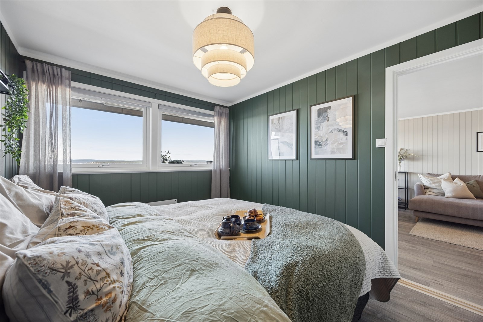 Fra hovedsoverommet er det enkel tilgang til stuen og utsikt over nærområdet. Galleribilde