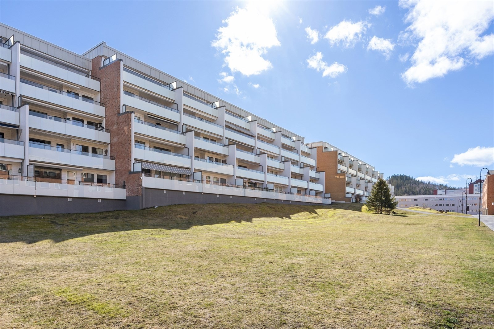 Leiligheten ligger høyt og fritt i Elgtråkket Borettslag, et veletablert og populært boligområde. Galleribilde