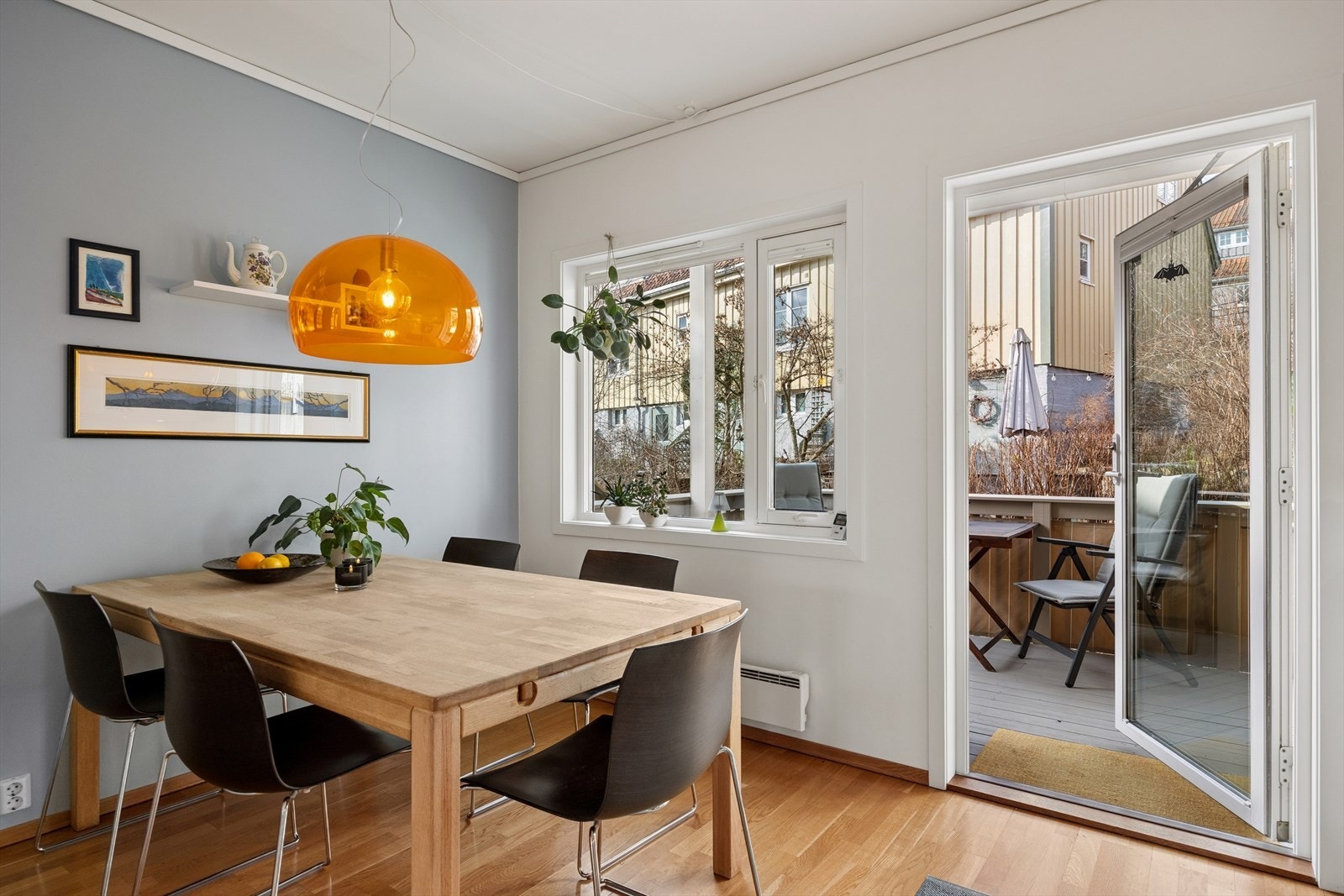Spiseplassen har en naturlig og fin overgang til den sørvendte terrassen på ca. 11 m². Galleribilde