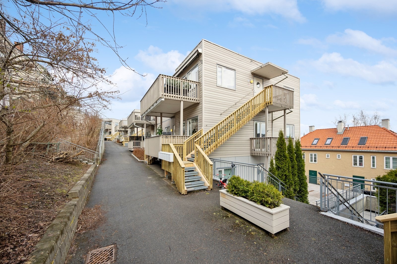 Ryenbergveien borettslag består av 36 andeler og har en meget sentral beliggenhet ved foten av Ekebergåsen, i historiske og rolige omgivelser. Galleribilde