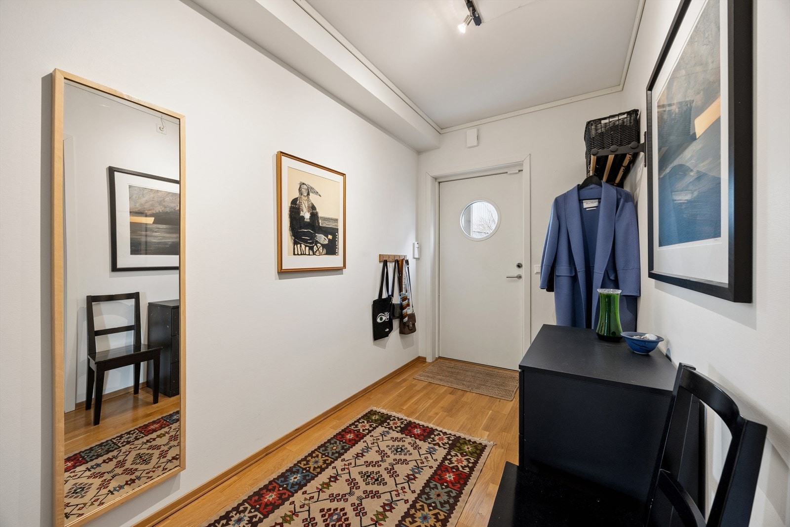 Velkommen inn! Leiligheten byr på gode lagringsmuligheter med én innvendig bod, i tillegg til en kjellerbod som disponeres av andelen. Galleribilde