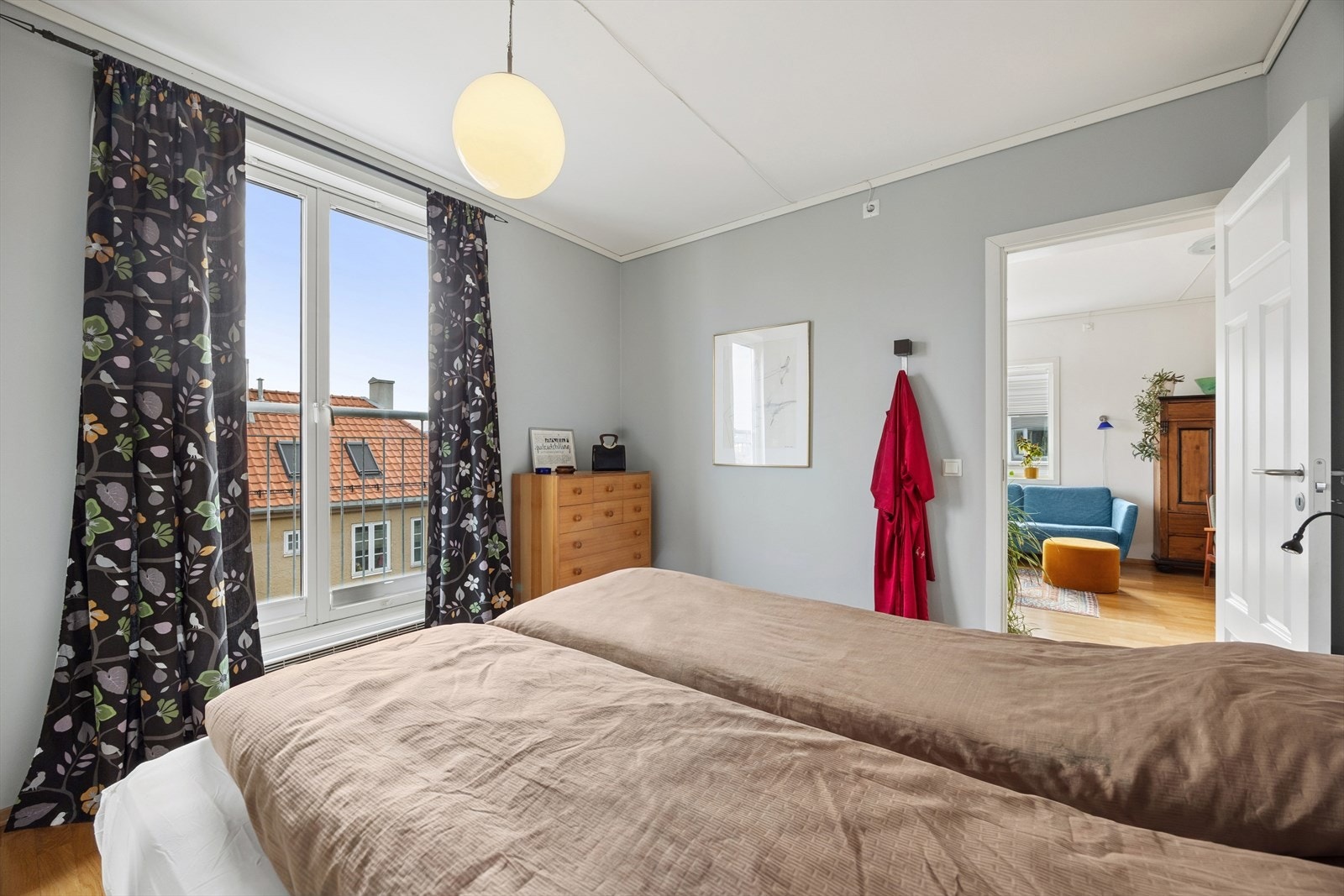 Hovedsoverommet er utstyrt med en praktisk skyvedørsgarderobe. Galleribilde