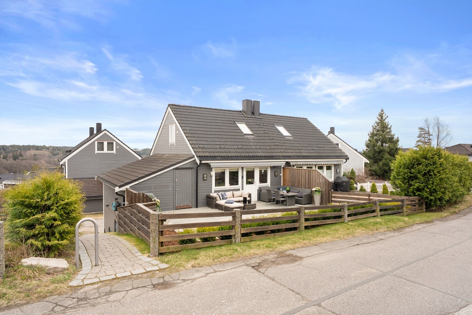 En velholdt og innholdsrik halvpart av tomannsbolig over tre plan med en stor, vestvendt terrasse og hage. Galleribilde