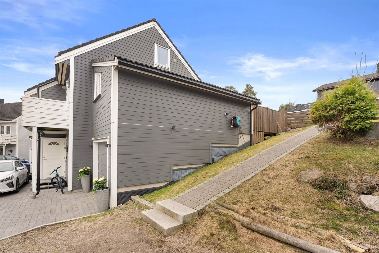Tomten er utformet med steinlagte stier og støttemurer. Galleribilde