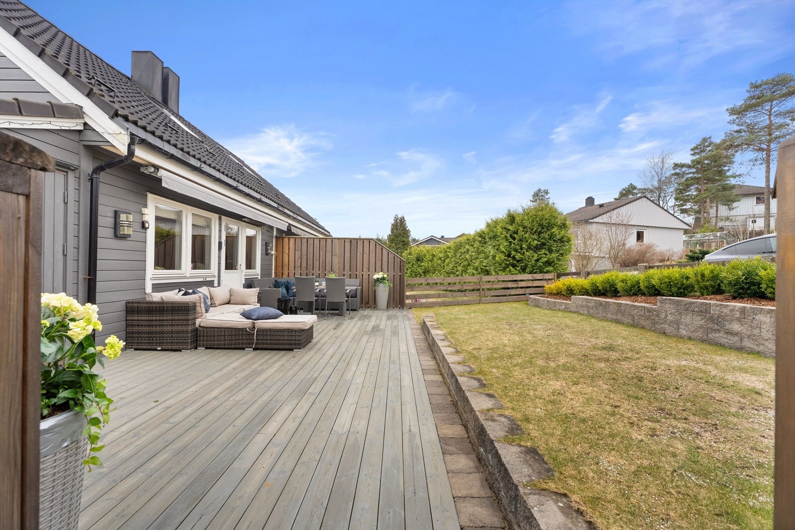 Den vestvendte terrassen på 37 m² og den opparbeidede hagen gir rikelig med uteplass. Galleribilde