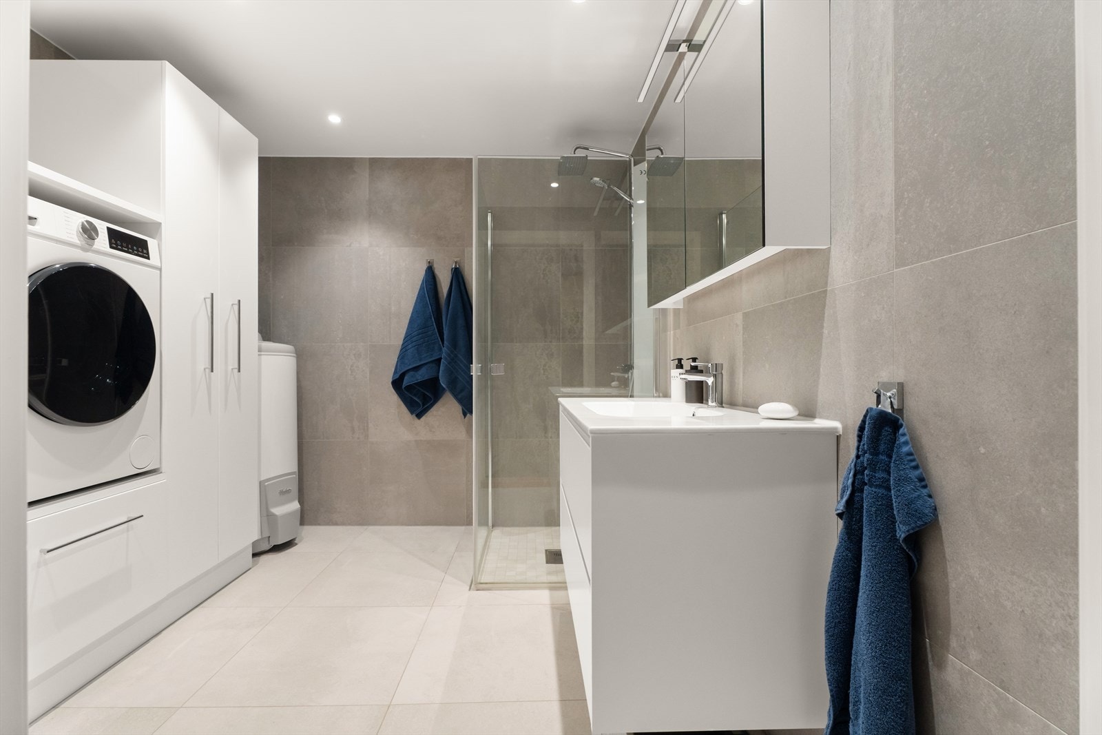 Badet i underetasjen ble pusset opp i 2022, med fliser, elektriske varmekabler og opplegg for vaskemaskin. Galleribilde
