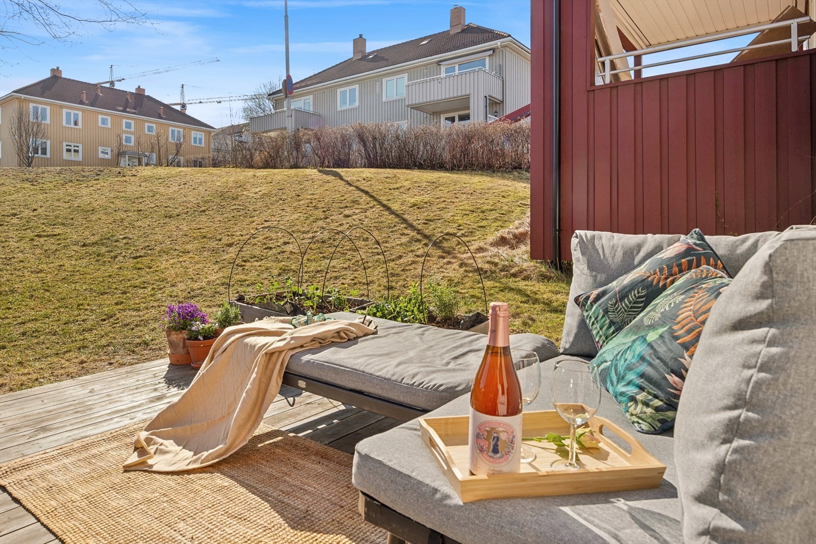 Direkte tilgang til felles plen fra markterrassen. Galleribilde