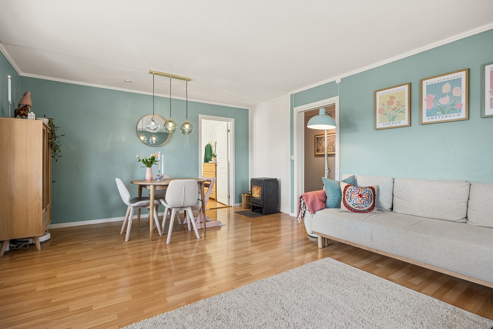 Spisestuen er naturlig integrert i den åpne løsningen, med god plass til et fullt spisebord - perfekt for både hverdagsmåltider og gjestemiddager. Galleribilde
