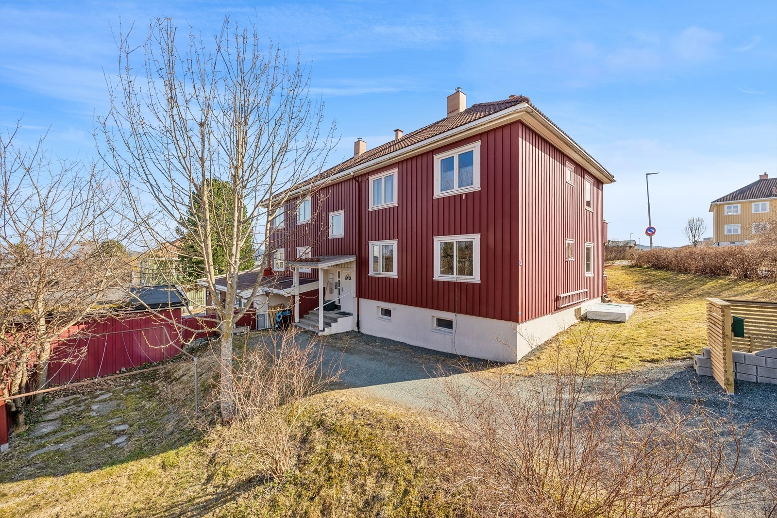 Fasade inngangsparti. Godt med lagringsplass i 3 boder. Galleribilde