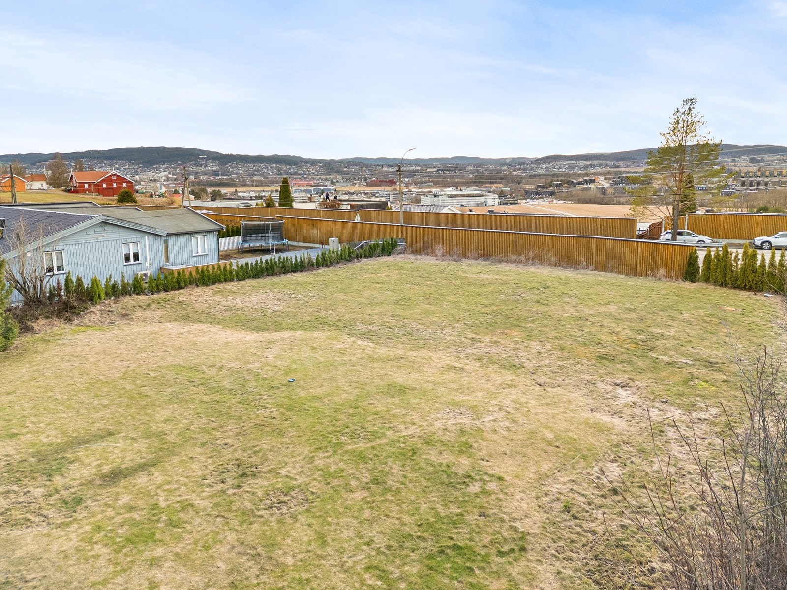Maksimal utnyttelsesgrad på inntil 24 % bebygd areal (BYA). Galleribilde