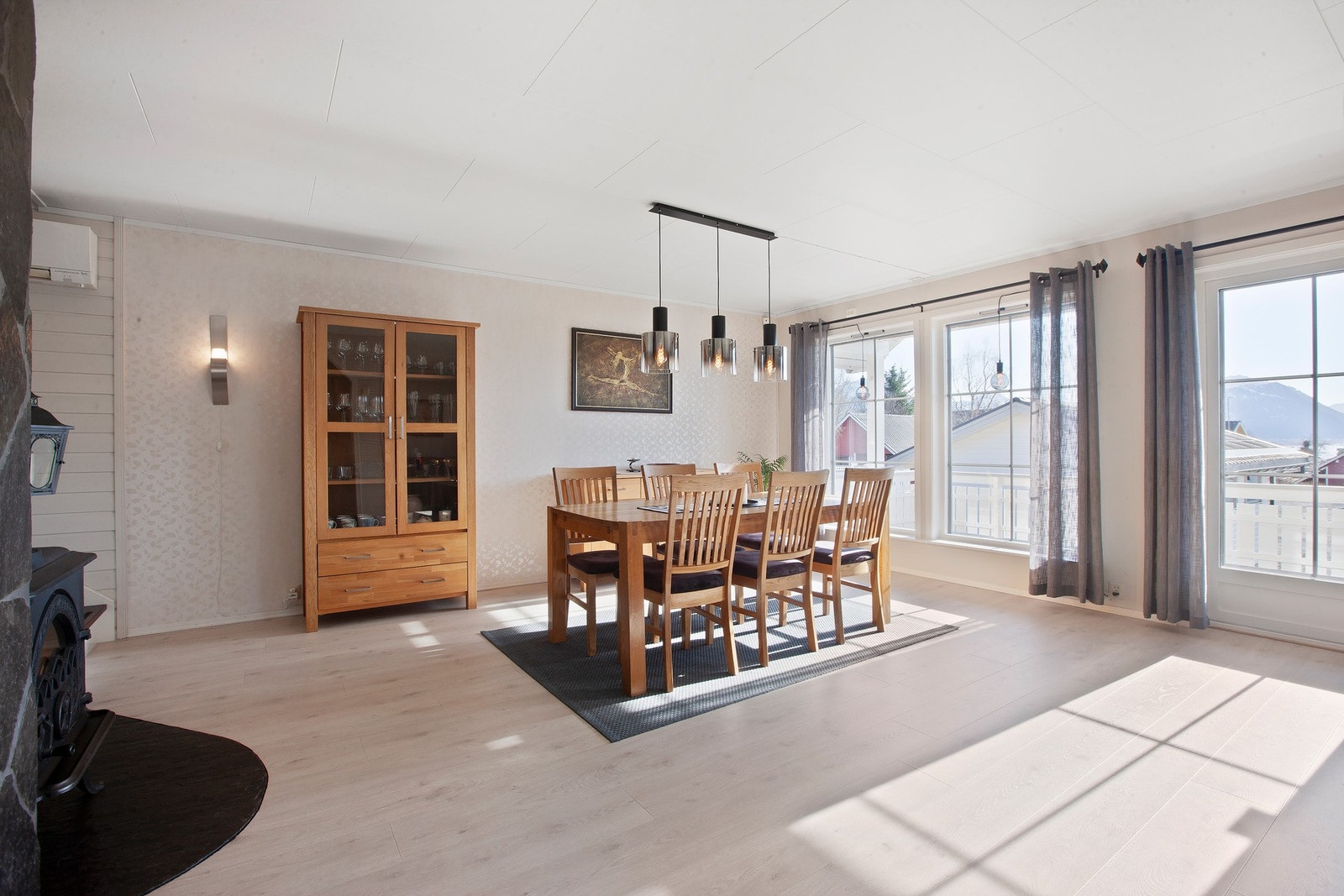 Lys stue med store vindusflater som gir rikelig naturlig lysinnslipp. Galleribilde