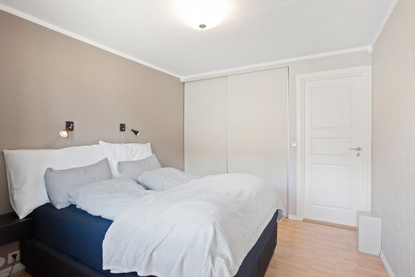 Romslig soverom med skyvedørsgarderobe. Galleribilde