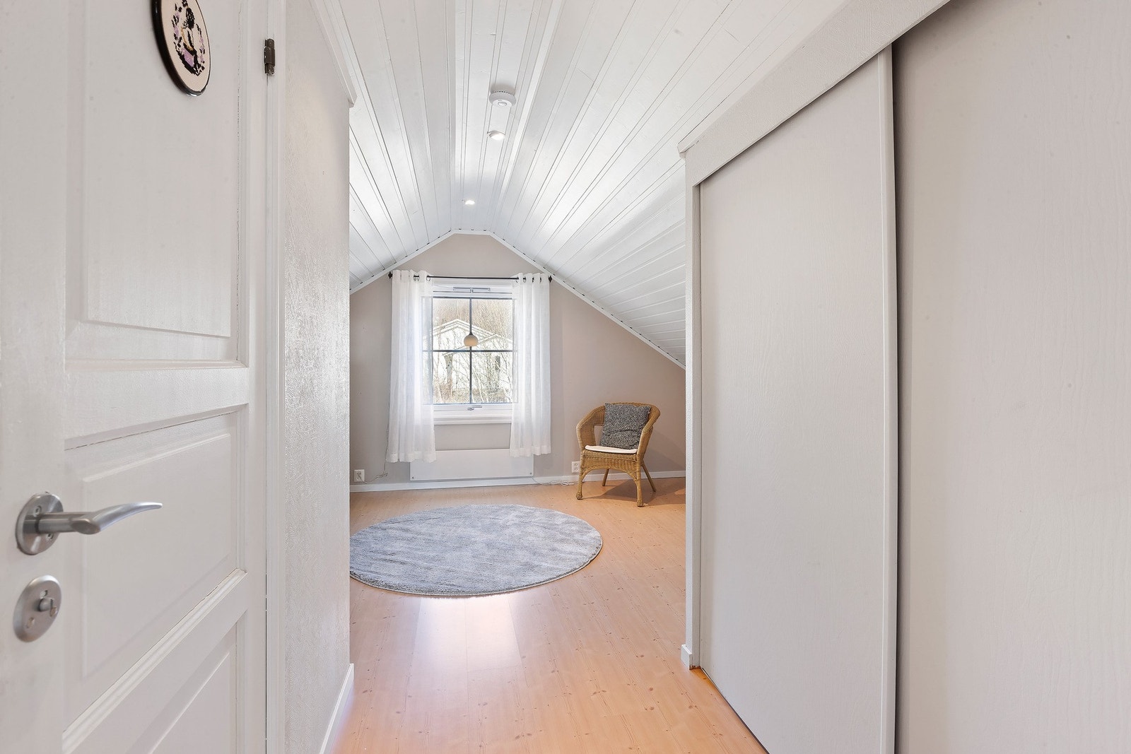 Loftetasjen er på opprinnelige tegninger uinnredd, men er i dag innredet med loftstue, soverom og wc. Galleribilde
