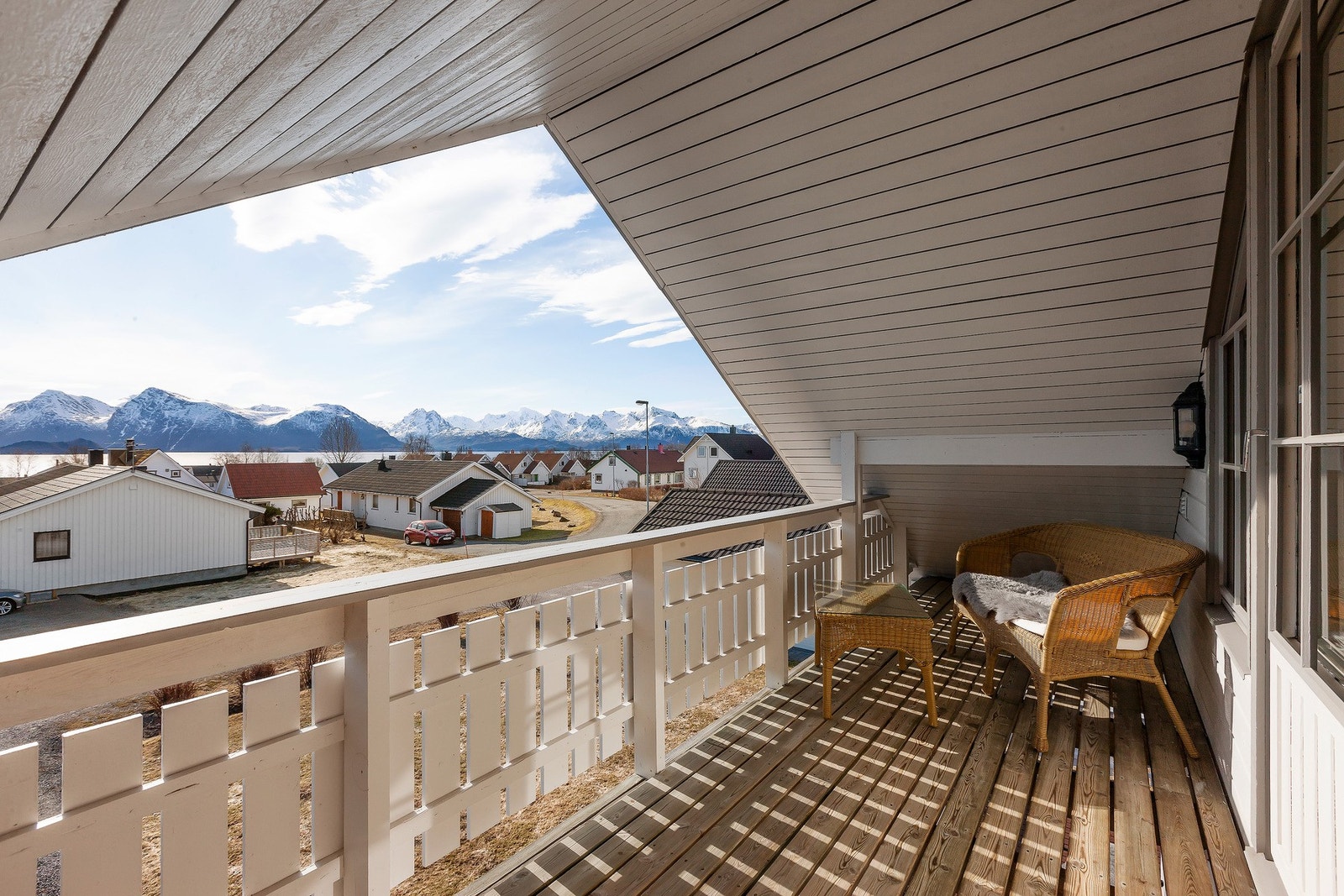 Det er adkomst til liten veranda fra loftetasjen. Galleribilde