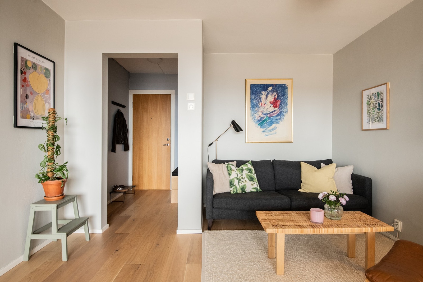 Den enstavs parketten fra 2021, som er gjennomgående i hele boligen (med unntak av badet), bidrar til et helhetlig uttrykk. Galleribilde