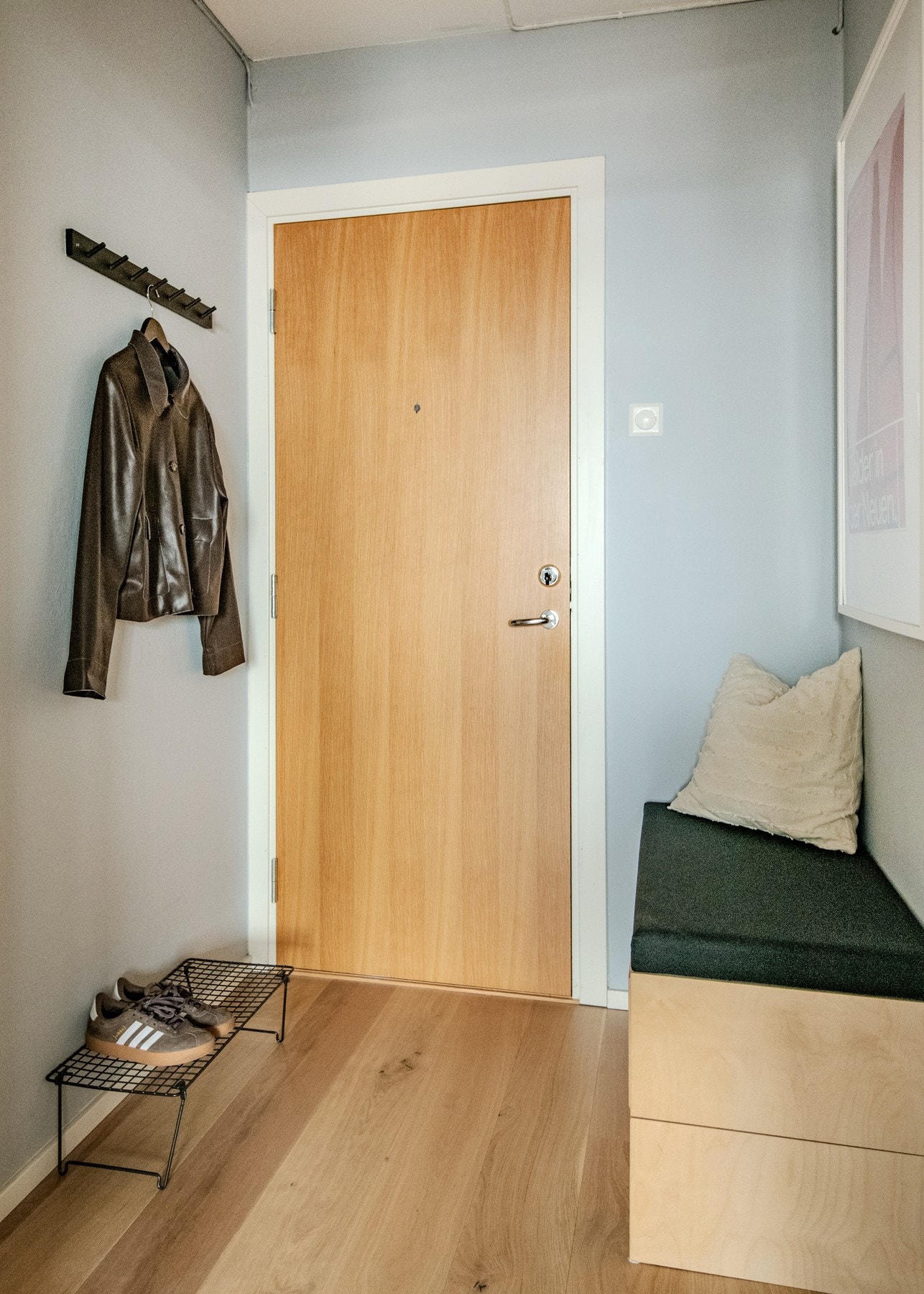 Boligen ligger i byggets femte etasje og har enkel adkomst via heis fra bakkenivå. Galleribilde
