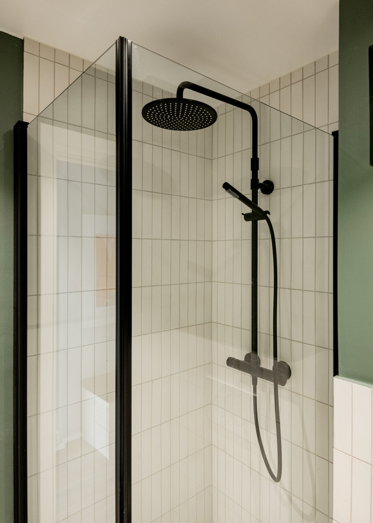 Badet har opplegg for vaskemaskin og tørketrommel. Galleribilde