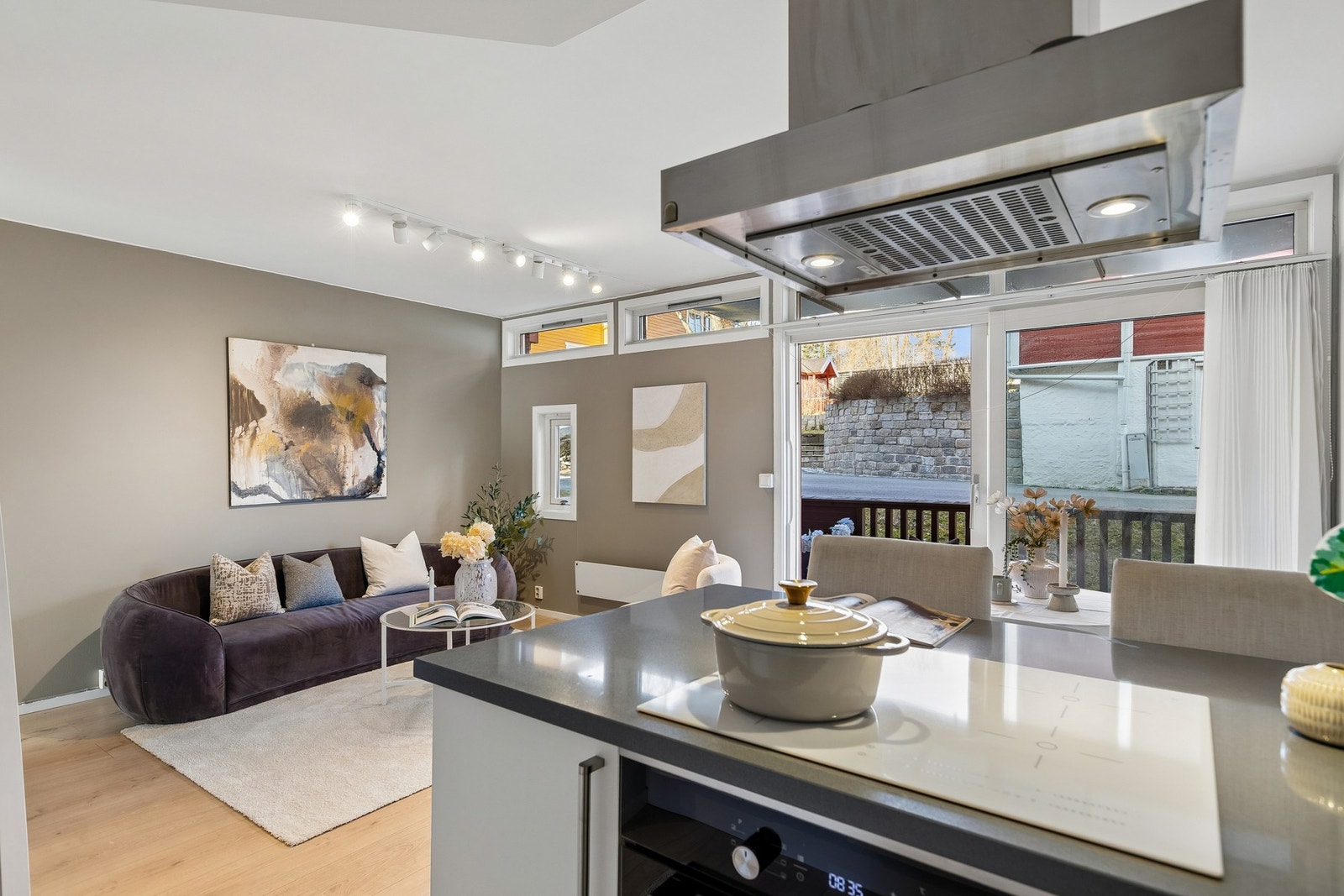 Muligheter for parkering utenfor leiligheten. Parkeringsplasser tildeles etter søknad til styret. I tillegg har du hyppige bussforbindelser rett utenfor døren. Galleribilde
