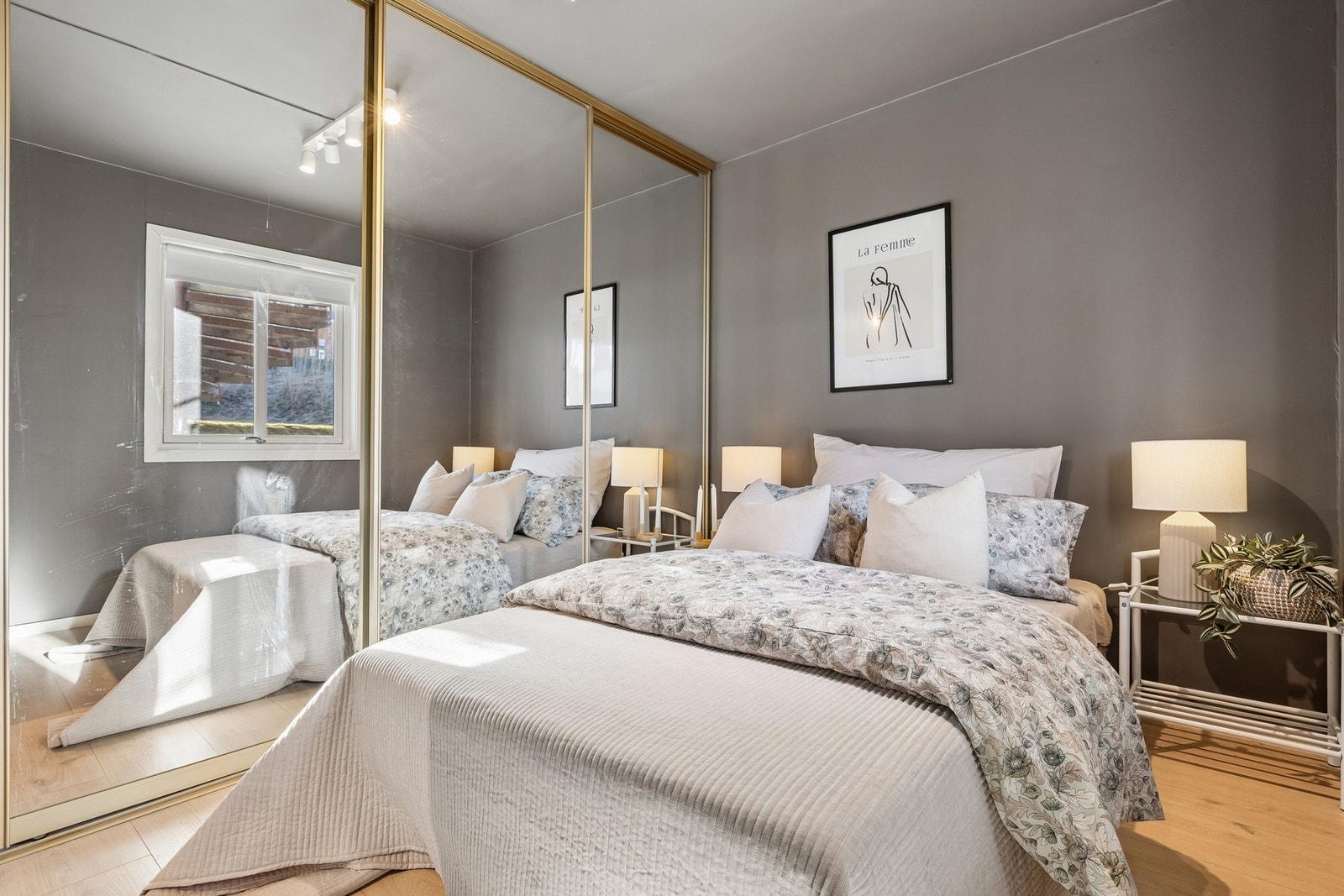 Romslig soverom på 8,5m² med god plass til dobbeltseng og tilhørende møblement. Innredet med skyvedørsgarderobe som for øvrig medfølger handelen. Galleribilde