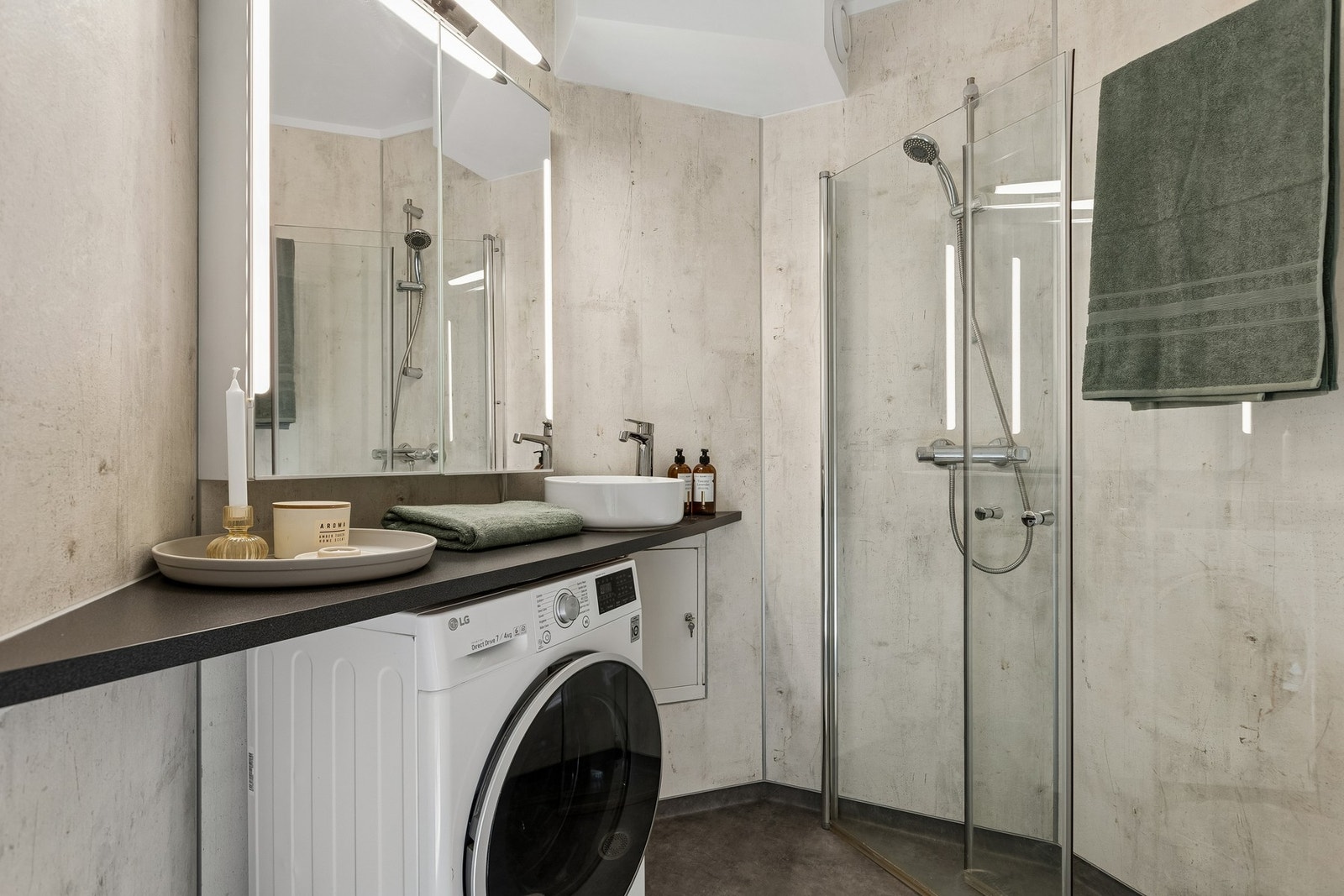 Pent bad med behagelig gulvvarme oppusset i 2026. Badet har fått tilstandsgrad 0 av takstmann. Galleribilde