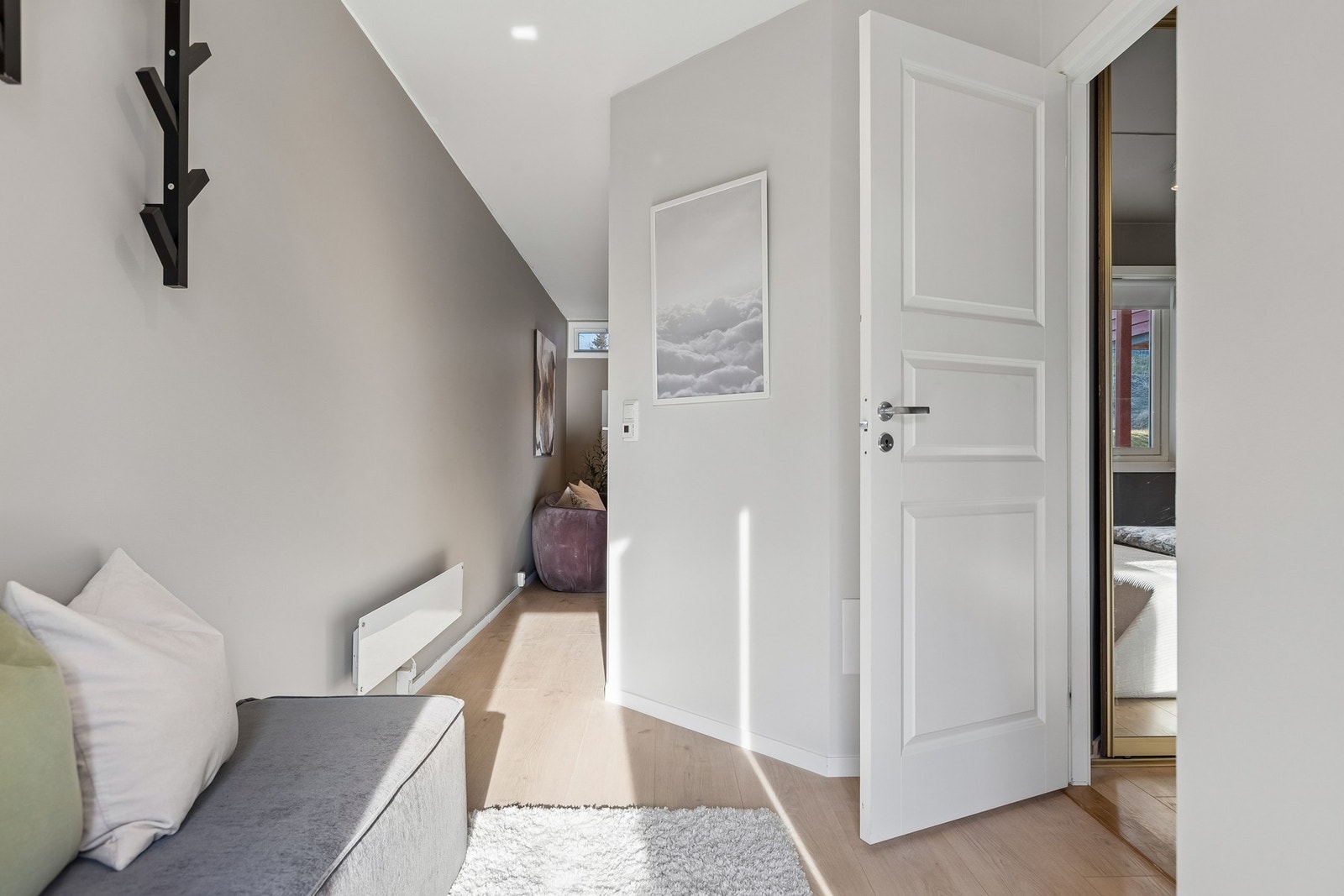Det medfølger en stor utvendig sportsbod på 7m² rett utenfor boligen. Galleribilde