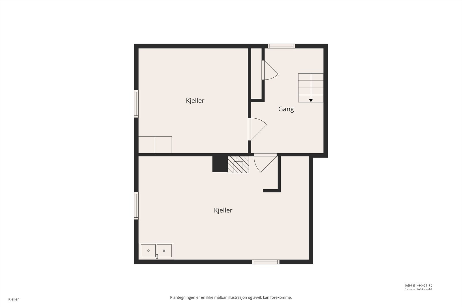Kjelleretasjen på 43 m² består av gang, vaskekjeller og et uinnredet kjellerrom, og fungerer som en praktisk grovkjeller. Galleribilde