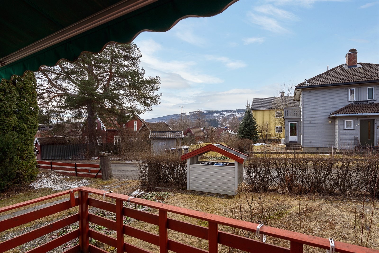 Ved inngangspartiet er det en veranda på 7 m² med plass til en liten sittegruppe. Galleribilde