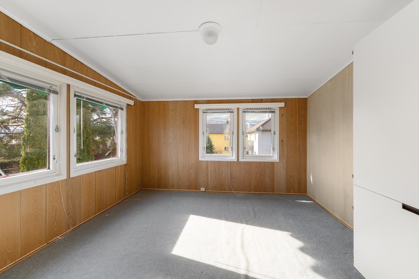 Innredet rom i andre etasje med teppegulv og vinduer med 2-lags glass fra 1975. Galleribilde