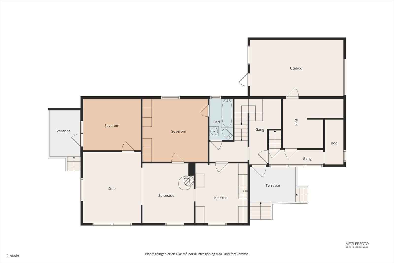 Første etasje har et bruksareal på 104 m² og inneholder blant annet to stuer, kjøkken, bad og to soverom. Galleribilde