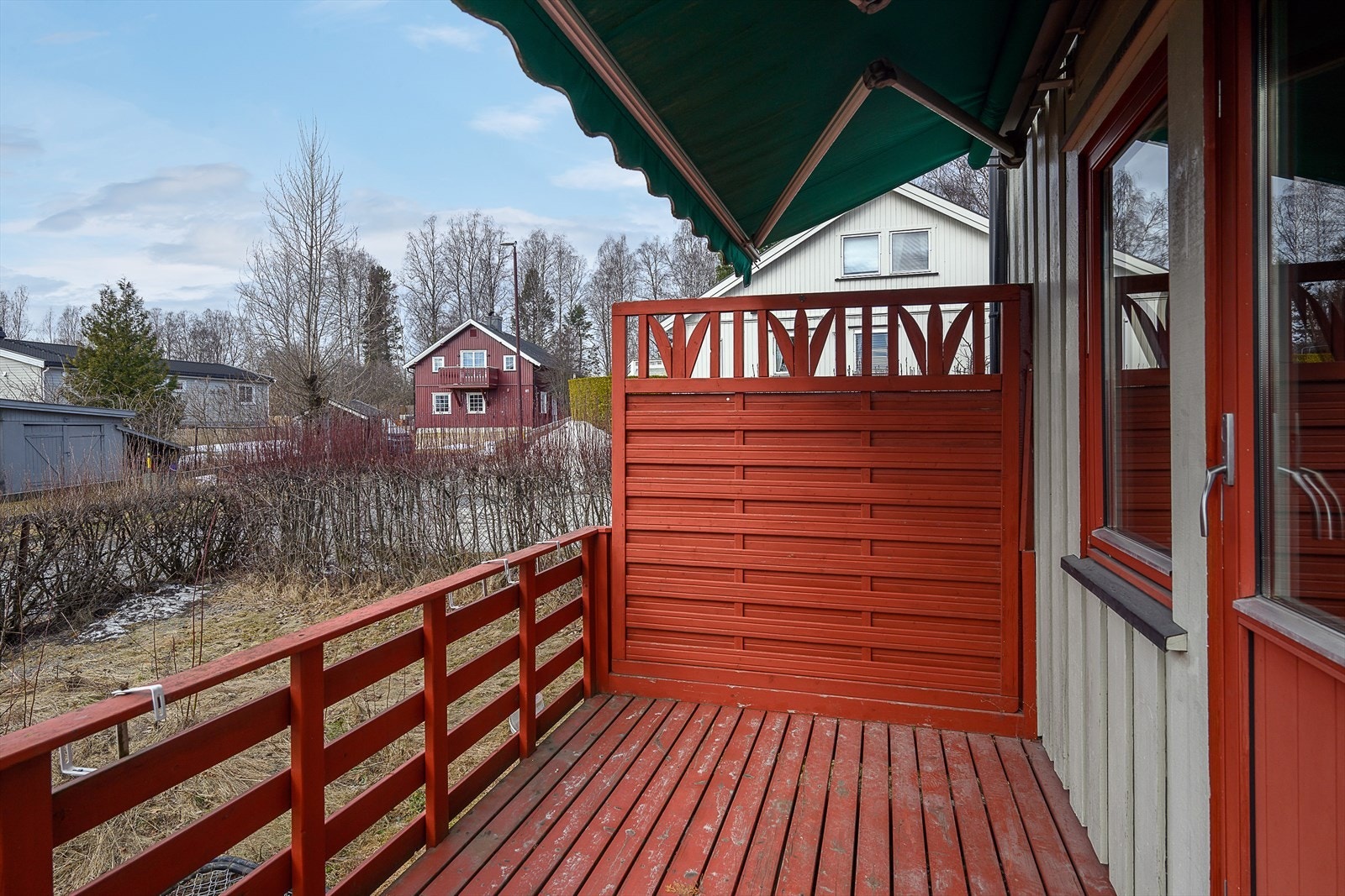 Veranda på 6 m² utenfor stuen i første etasje, oppført i trekonstruksjoner. Galleribilde