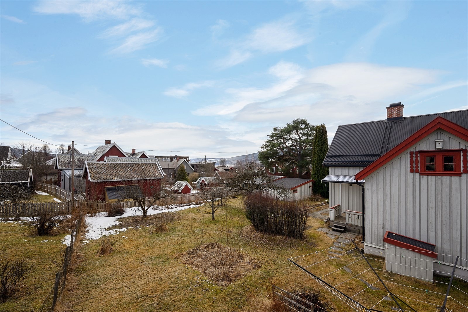 Stor hage med etablert beplantning og gode muligheter for uteaktiviteter og dyrking. Galleribilde