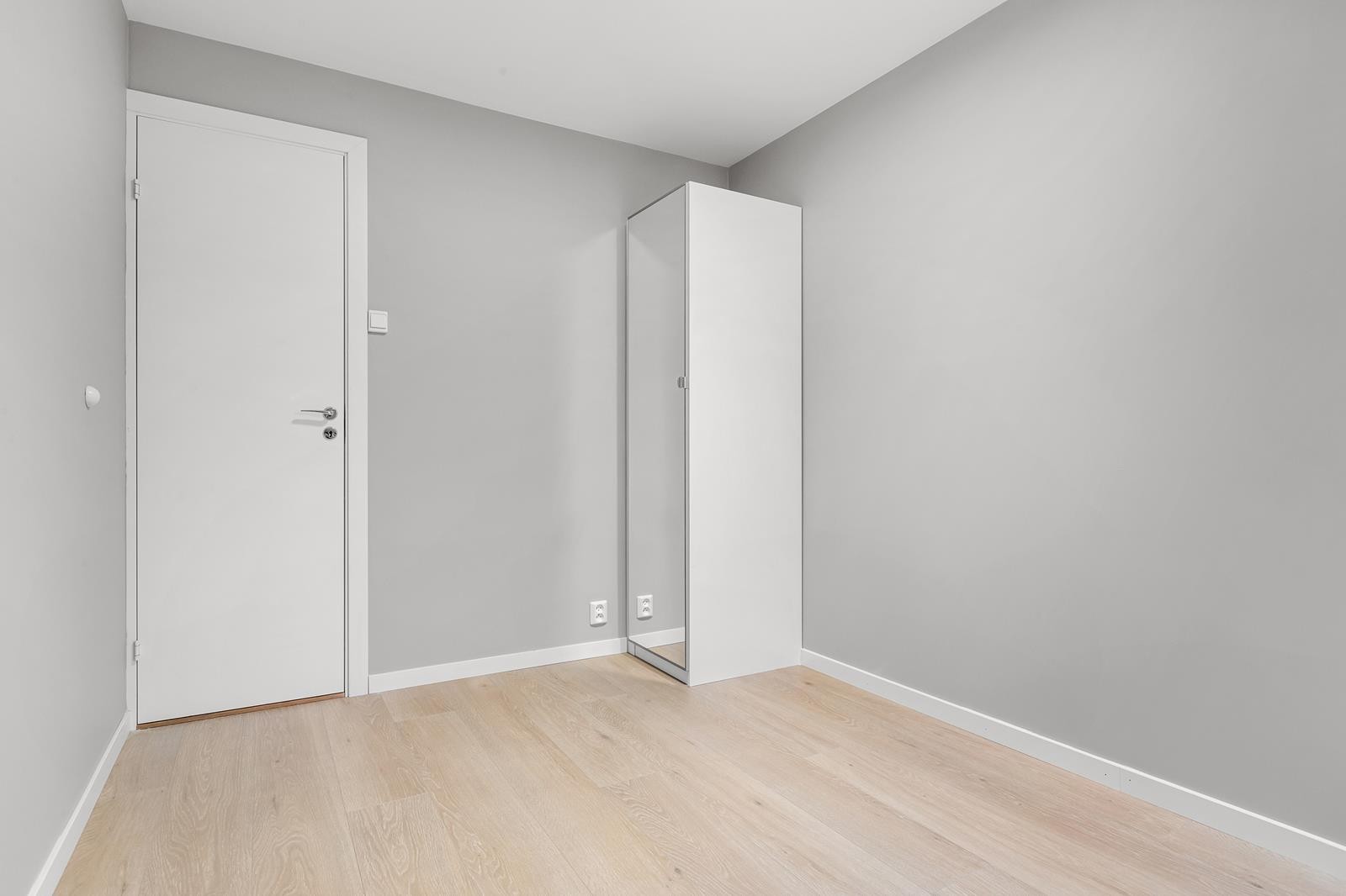 Soverom 1 med garderobeskap og god plass for dobbeltseng Galleribilde