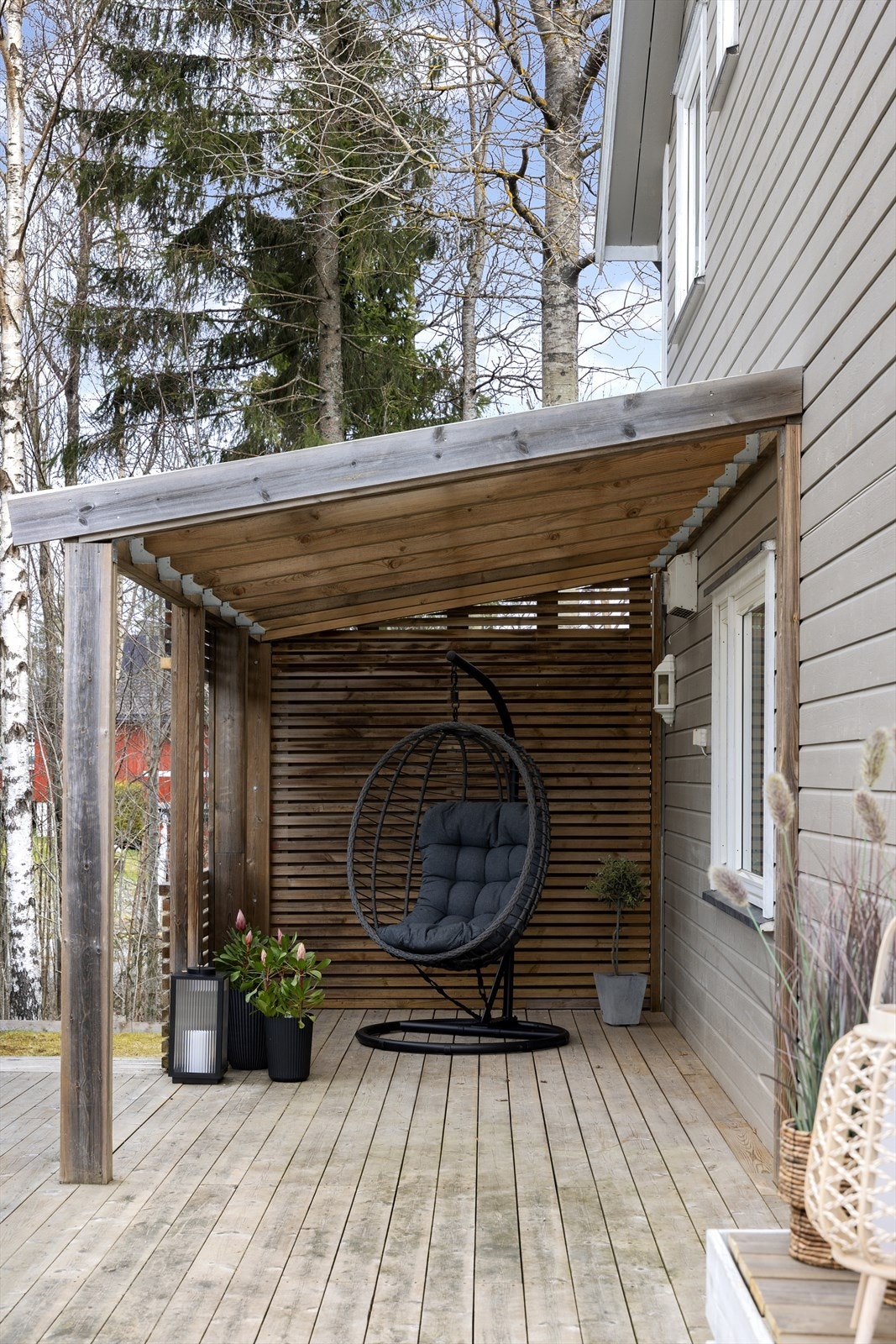 En overbygd krok på terrassen gir ly for vær og vind. Galleribilde