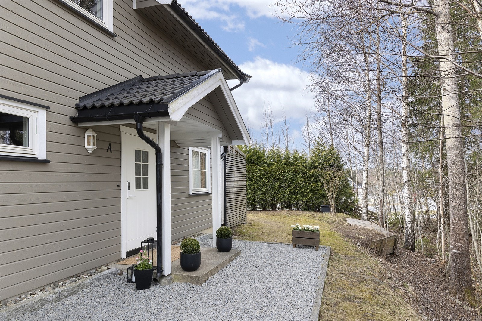 Boligen har en attraktiv beliggenhet, i et etablert og barnevennlig boligområde. Herfra er det gangavstand til både Ytre Enebakk skole og Mjær ungdomsskole. Galleribilde