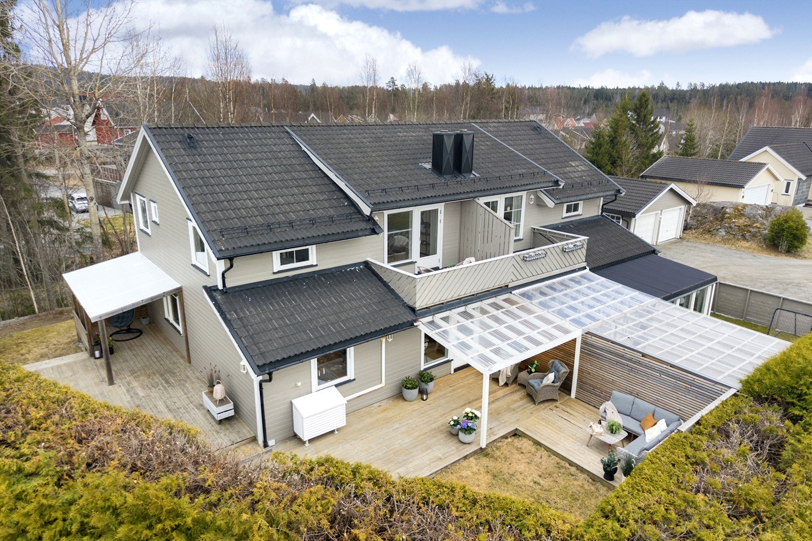 Eiendommen har en tilnærmet flat tomt, pent opparbeidet med gressplen og diverse beplantning. Her er det rikelig med plass for lek og sosiale sammenkomster. Galleribilde