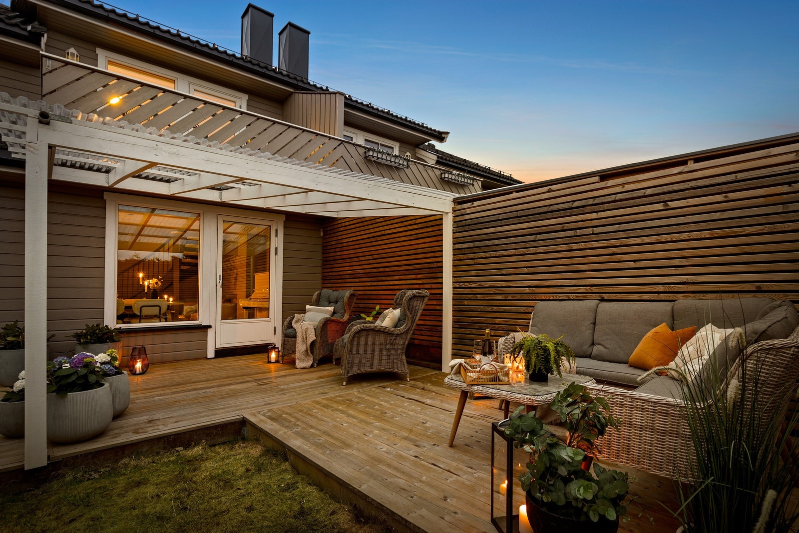 Her får man en innholdsrik og familievennlig tomannsbolig fra 2006, med stor, sydvest-vendt markterrasse på 75 m². Galleribilde