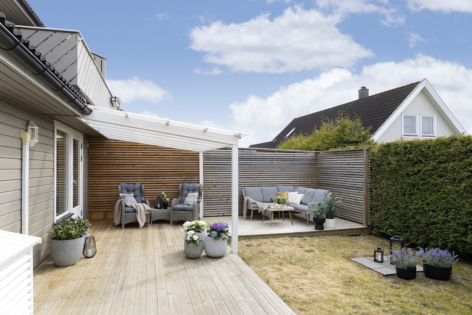 En fin kombinasjon av terrasse og plen gir varierte soner i hagen. Galleribilde